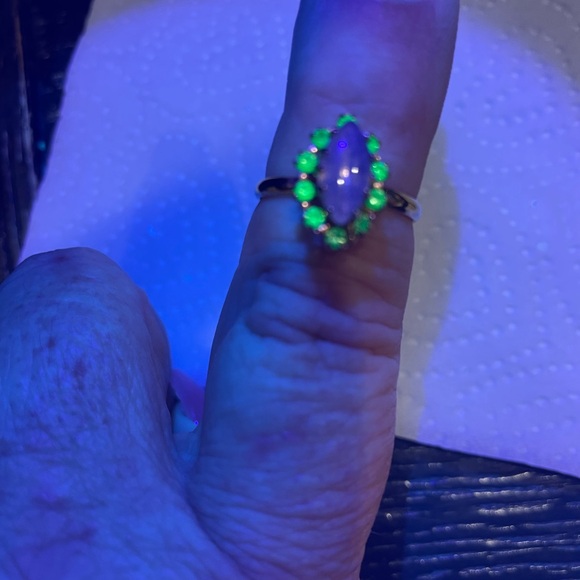 Vintage Opal Goldtone and Green URANIUM Gemstone Ring - Picture 5 of 5